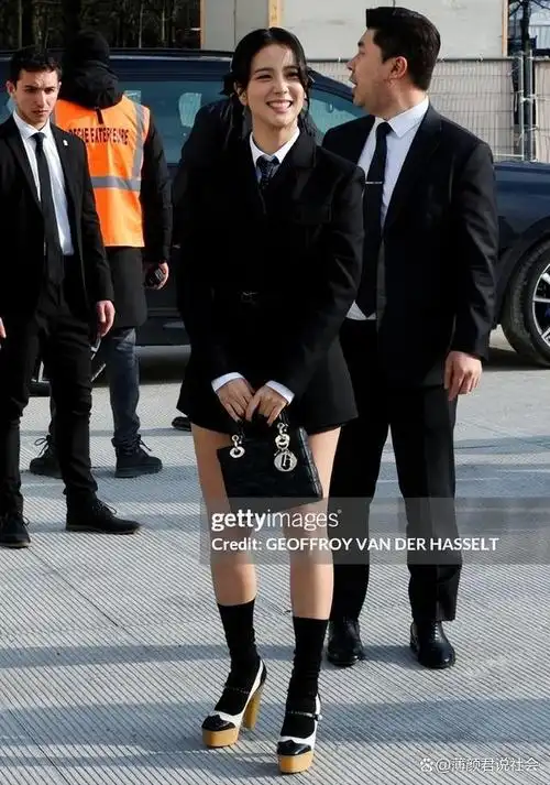 朴彩英的队友金智秀,这次造型也极具辨识度.