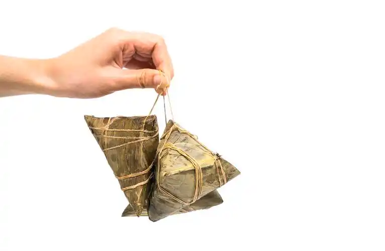 端午节日手拿粽子图片