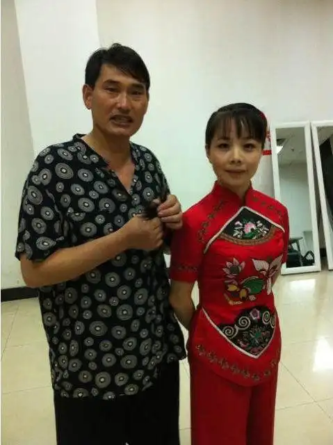 32岁王二妮近照: 送丈夫豪车农村父母几套房, 如今还做了大官