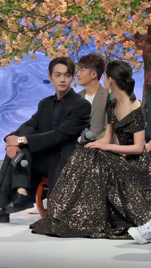 许凯周冬雨悄悄说话还要用手遮挡嘴形这是说了什么秘密