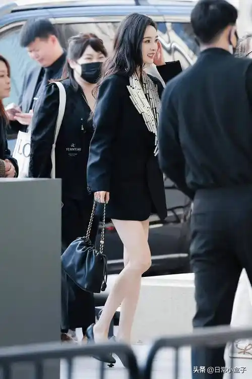 杨幂杨幂罗意威活动饭拍,再现月牙笑,网友觉得她营销过度引热议_姐姐