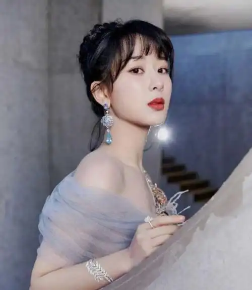 成名后,杨紫就是国内家喻户晓的童星,不过因为年龄问题,杨紫被迫长期