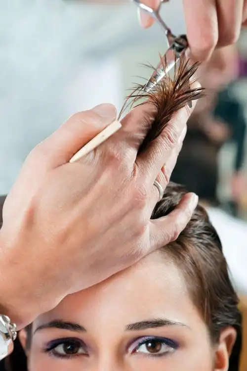 年轻美女在理发店剪头发