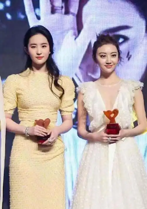 曾与神仙姐姐刘亦菲多次同框的景甜,出镜几乎次次都散发出超越天仙的