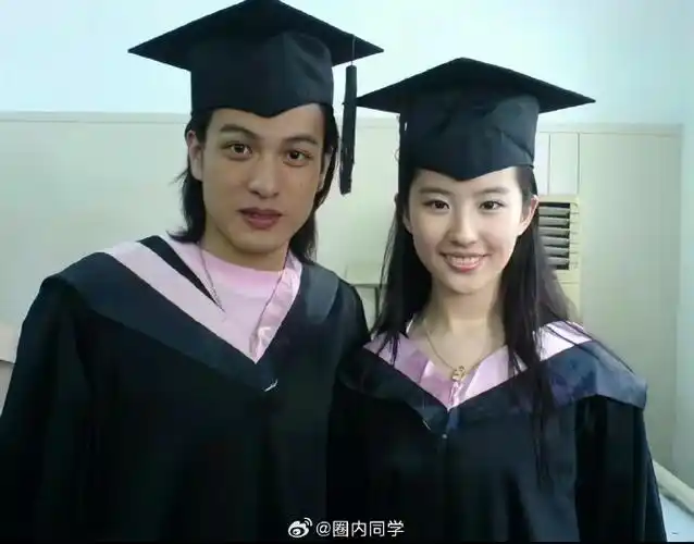 刘亦菲大学毕业照