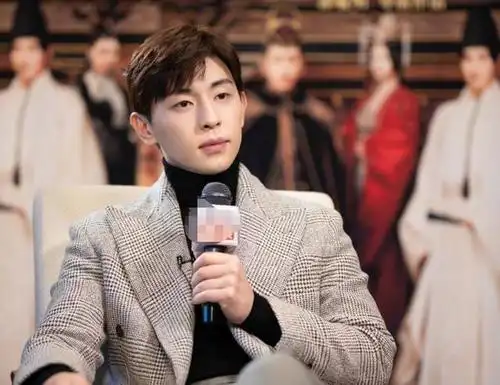 原创邓伦一直都是齐刘海露出额头的那一刻确定不是男团脸