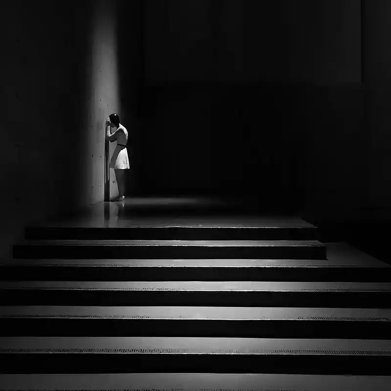 不要再乱套用黑白滤镜,教你用手机拍出高质感的黑白照?