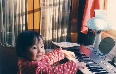 周笔畅穿裙子小辫童年萌照网友呼hold不住