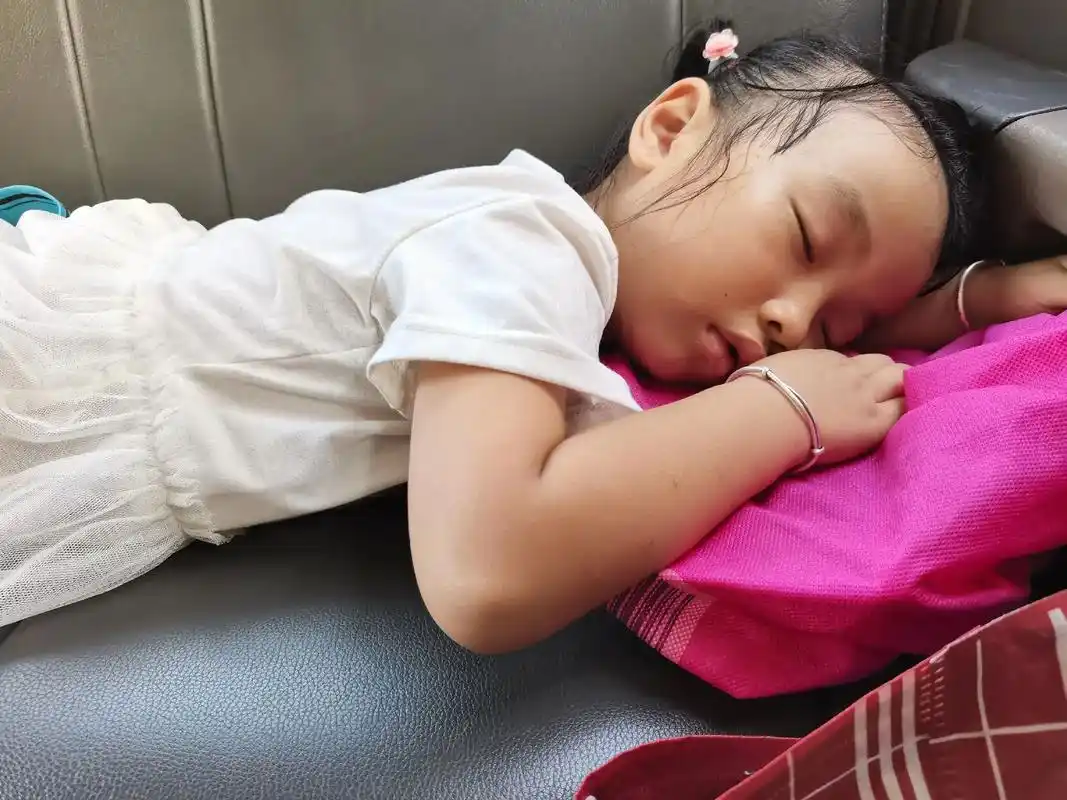 趴着睡的小女孩#平时感觉网上的图片像摆拍,现在看