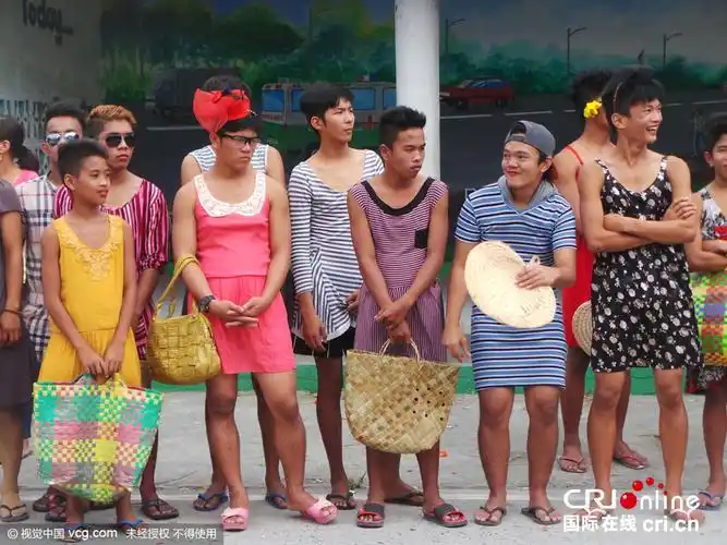 菲律宾男子男扮女装当街跳舞搞笑狂欢喜迎新年组图