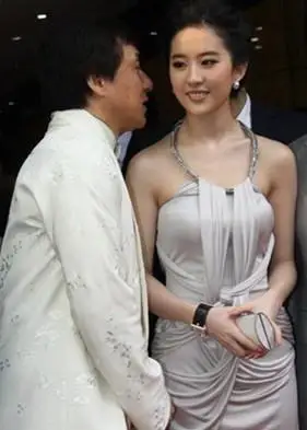 话说神仙姐姐刘亦菲这笑容是故作镇定吗?