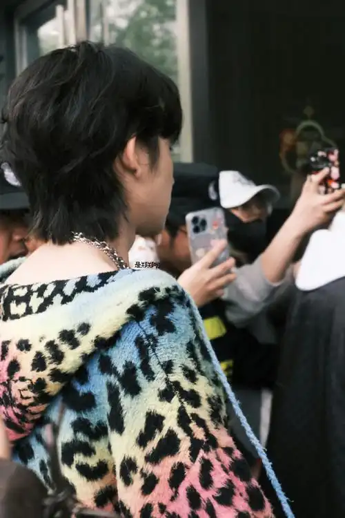 小鬼王琳凯说唱梦工厂#  几张今天的上班图~小豹纹小锁骨真白真性