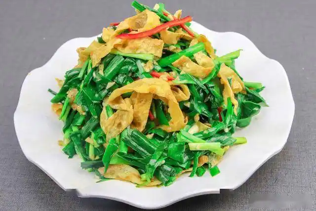 大厨教你做凉拌韭菜鸡蛋皮韭菜鲜嫩翠绿鲜香味美又营养