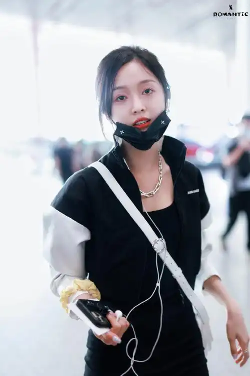 吴宣仪今日机场饭拍更新,拼袖设计外套内搭修身连衣裙,黑白look简约却