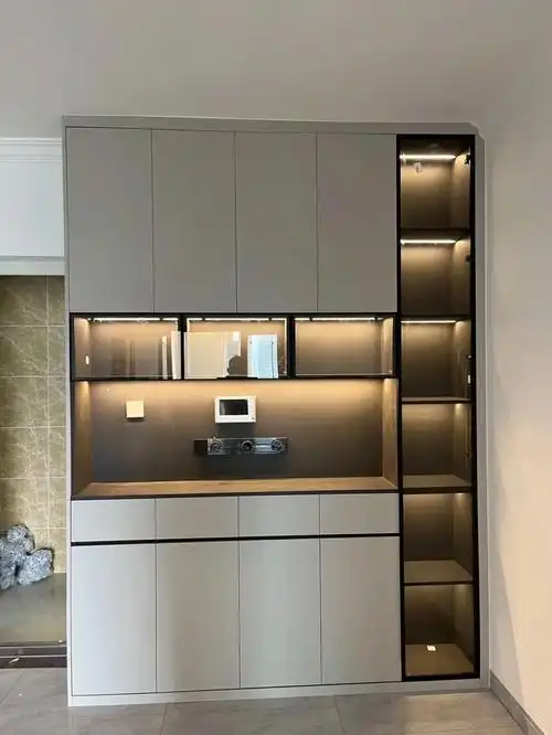 酒柜和鞋柜还是很有必要安装灯带的,可以提升整个家的档次,进出门换鞋