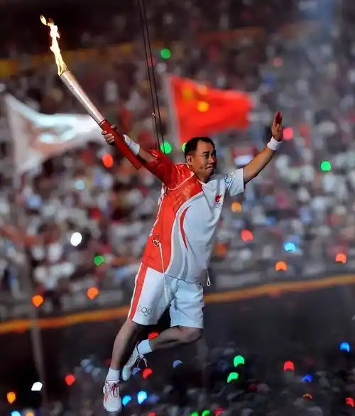 李宁独自提包现身巴黎奥运会,头发花白弯腰驼背成小老头好辛酸