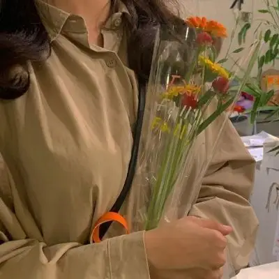 池乔:部位优雅捧花在手的魅力女头_女生头像_我要个性网