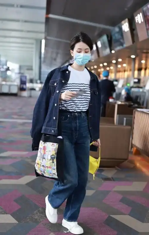 乔欣的机场穿搭够惬意牛仔套装小白鞋轻松随性披肩穿法有特点