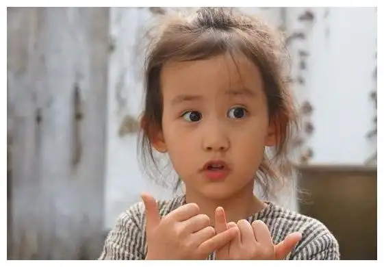 有种人生赢家叫黄磊,大女儿气质温婉恬静小女儿古灵精怪,太美了