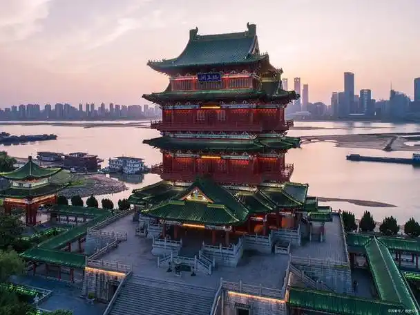 滕王阁,南昌市的标志性建筑,犹如一座历史的见证者,静静地矗立在赣江