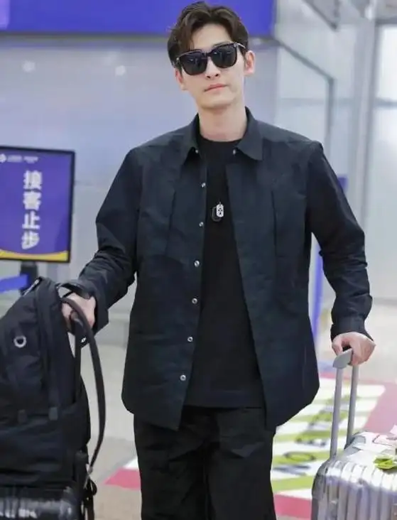 被张翰机场的私服惊艳了,满街都是"黑色系穿搭"绝了,时尚好看