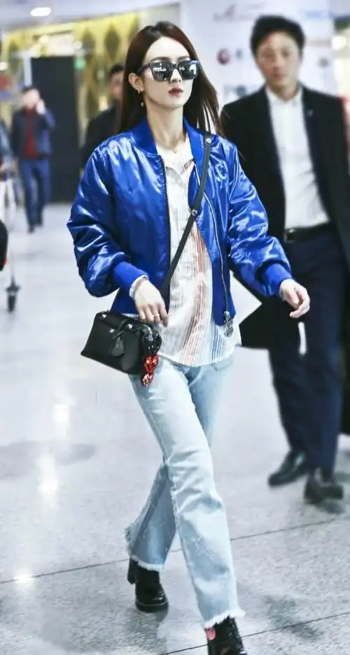 赵丽颖的衣品真是越来越好了,机场街拍越来越时髦