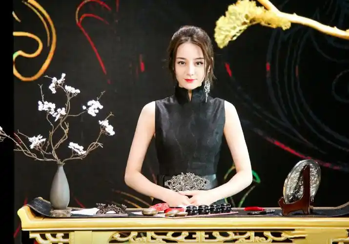 原创27岁迪丽热巴罕见旗袍装,168cm穿黑色显纸片身材,配大红唇美极了