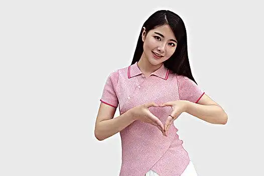 做爱心手势的漂亮女人