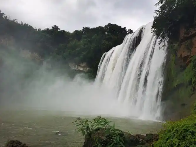 8米,其中主瀑高67米,瀑布宽101米.