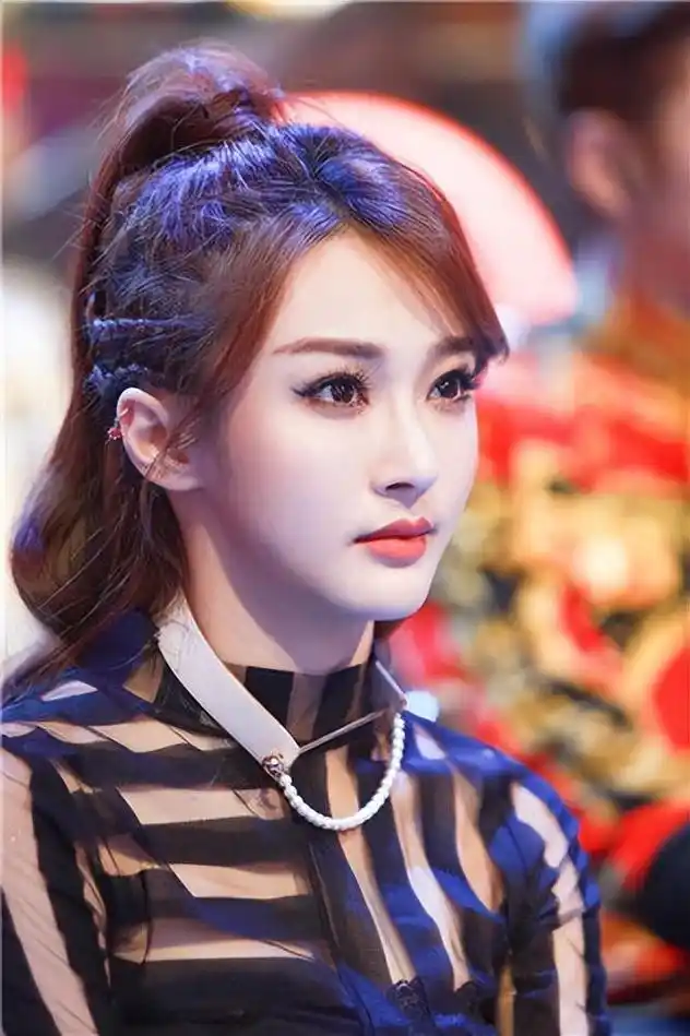 《盛夏的光年》歌手陈冰:音乐梦想的代价 出生于商业世家的陈冰,从小