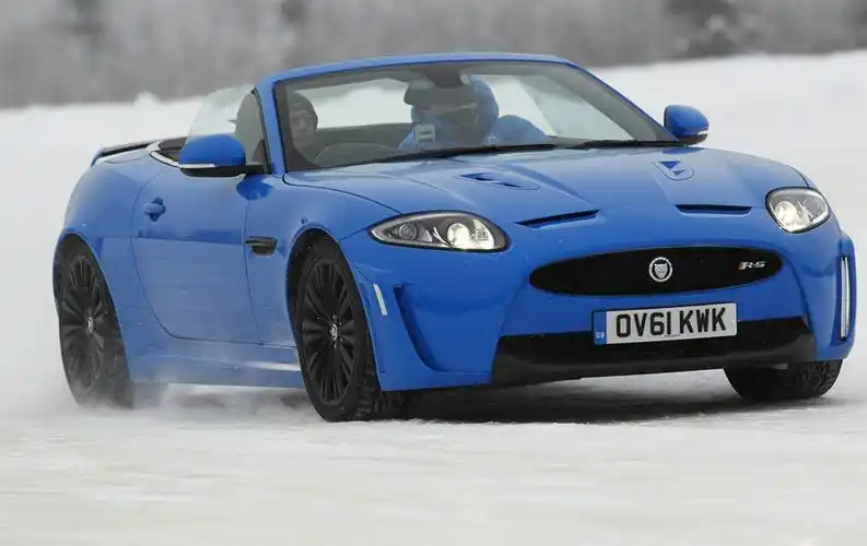 雪地撒欢 2012款捷豹xkr-s敞篷跑车(9)