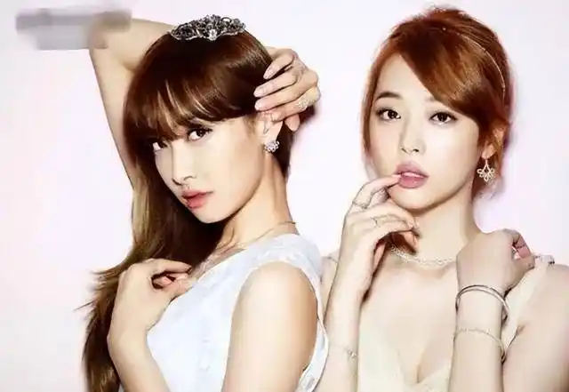 宋茜现身《保你平安》路演,当粉丝提到崔雪莉时,忍不住泪洒现场_观众