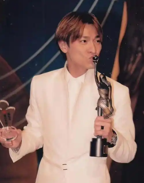 62岁刘德华颜值帅气,去海洋馆开心像小孩,和34岁孙阳同框赢麻了