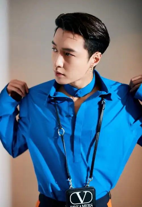 张艺兴蓝色系领衬衫帅气图片56