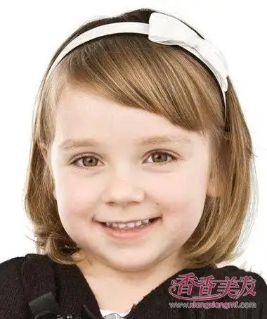 小女孩斜刘海内扣齐肩短发发型