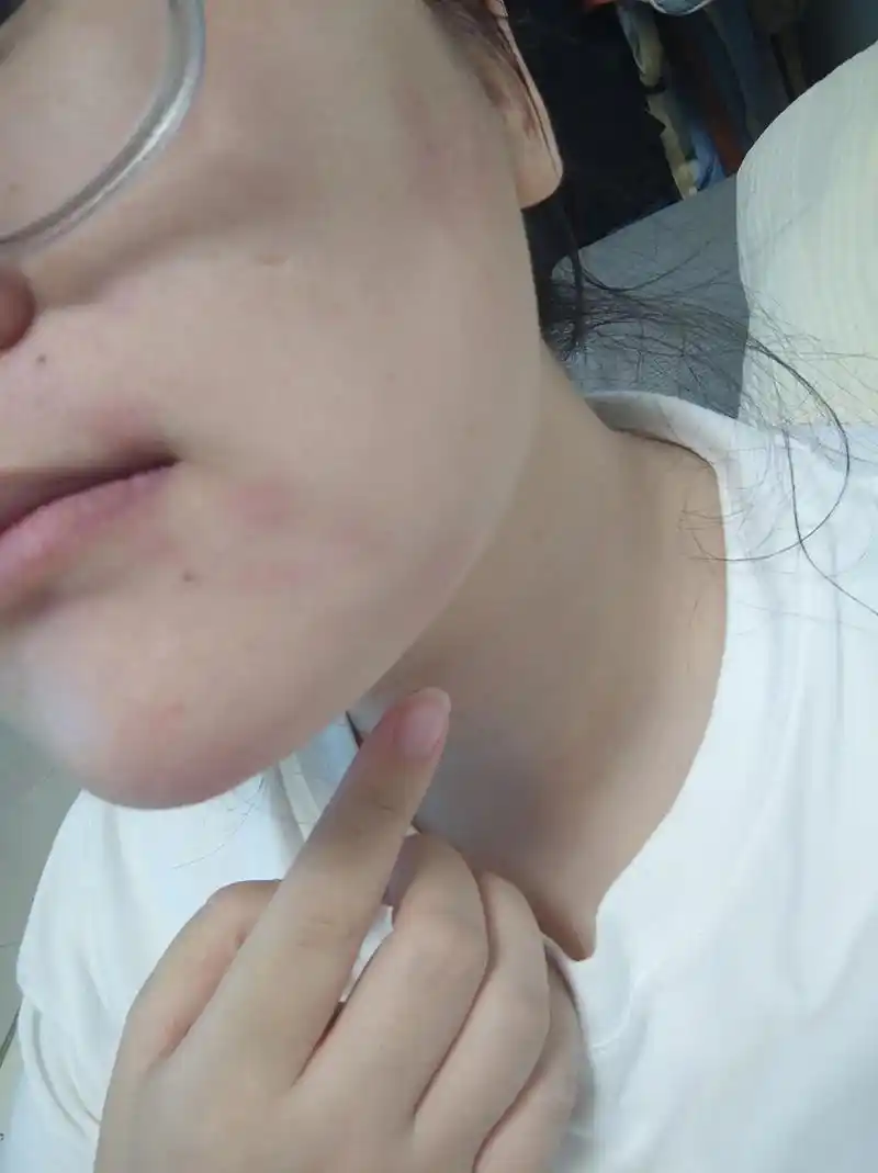 先用海蓝之谜的洗面奶洗的脸 随后敷了张海葡萄 - 抖音