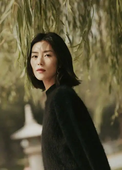 刘雯太适合齐肩短发了,搭配蕾丝外套干练又仙气,看了也想剪短发