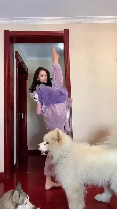 老婆太可爱了,舞蹈高材生就是厉害,一字马太霸气了!