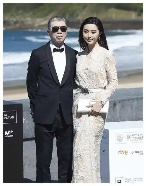 范冰冰冯小刚合体照罕见流出,穿蕾丝裙贴身亲密合影,冯小刚一脸得意很