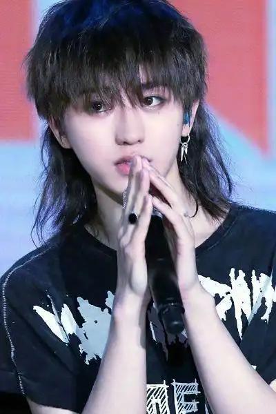 来点好看狼尾爱豆图