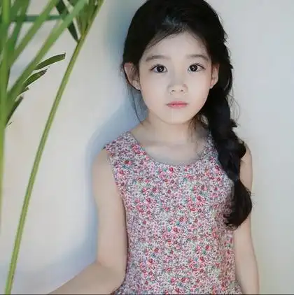 韩国8岁女孩被称最美女童,看到她妈的样子你才是惊呆了