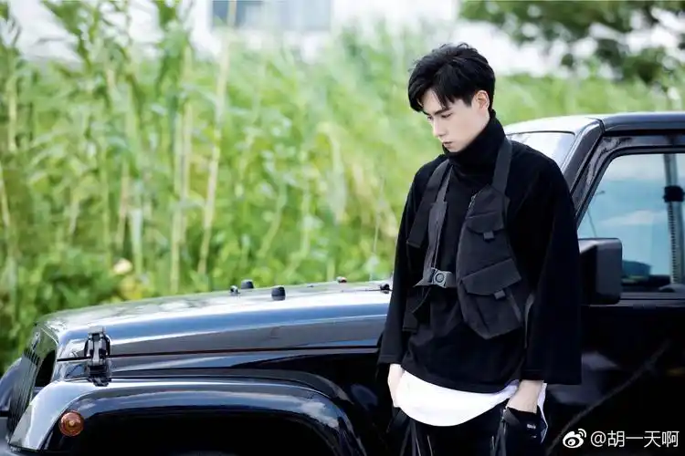 恭喜帅气的dt吴白杀青咯期待蜜汁炖鱿鱼的