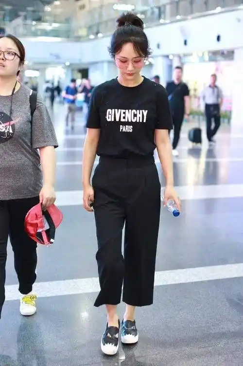 杨紫穿阔腿裤勒得紧,小肚子太明显,大腿比她瘦_显得_衣服_电视剧