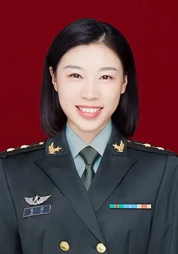 2020年8月,朱莉参加陆军新训机构"四会教练员"比武,获得综合成绩第一