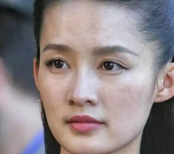 就像李沁,虽然点了遮瑕膏,抹了白色粉底,但是这种封闭型痘痘的存在感