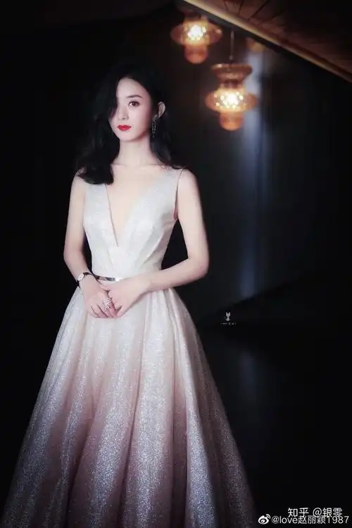 大家有存的让你觉得惊艳的女明星礼服图吗?