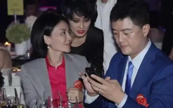 王菲砸下百万治愈女儿唇裂现今唇是好了但脸却越来越奇怪了