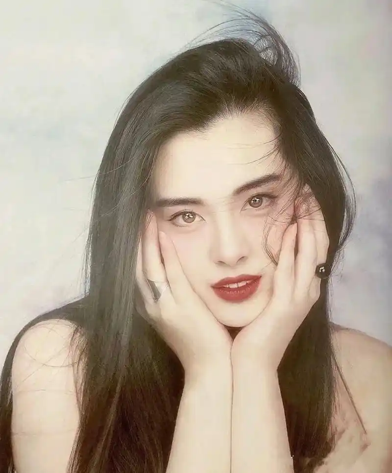 王祖贤年轻时候的一张罕见写真,不得不说美女连头发丝都是美的,她的