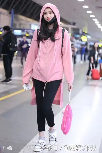 21岁关晓彤粉色连帽衫现身,一路疾走人活力十足!青春美少女!