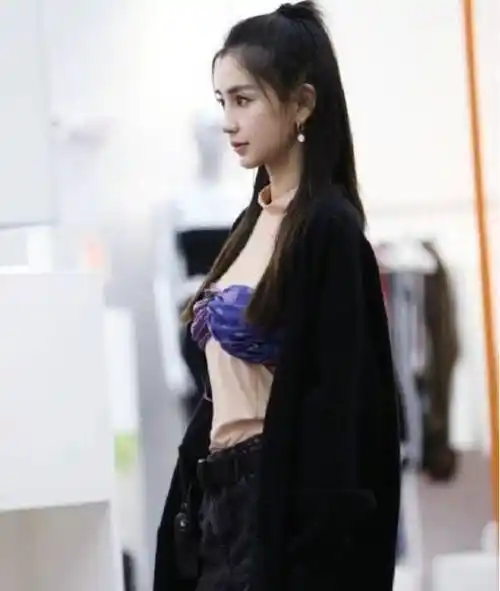 杨颖录节目尺度创新高内衣外穿引热议网友太开放